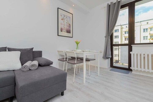 Cozy Apartment | Balcony | Parking | Close to SKM Station