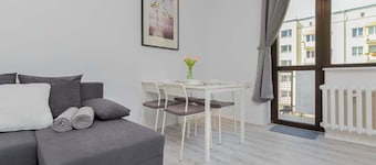Cozy Apartment | Balcony | Parking | Close to SKM Station