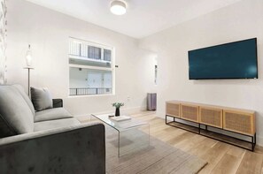 TV, Netflix, servizi in streaming, studio
