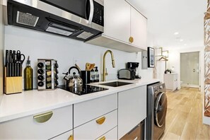 Kühlschrank, Mikrowelle, Herdplatte, Geschirrspüler