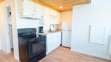 Full-size fridge, microwave, oven, stovetop