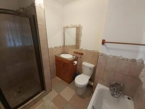 Apartment | Bathroom | Separate tub and shower