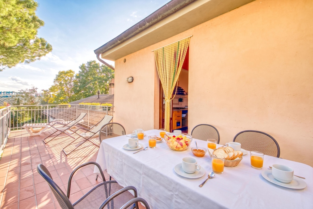 Familieleilighet, 2 soverom, 2 bad, ved fjell (Apartment Rosmarino Shared Pool for 5) | Utendørsservering