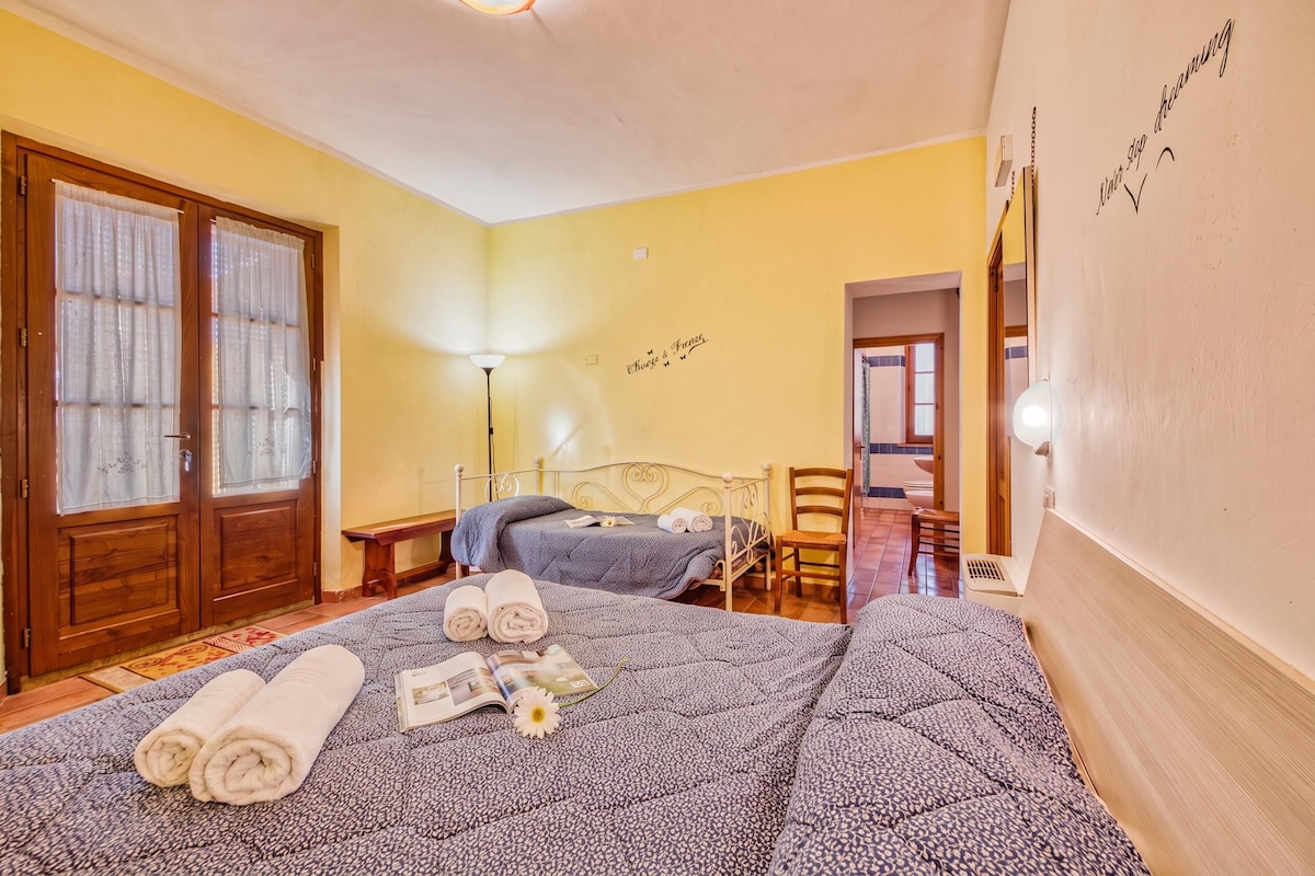 Familieleilighet, 1 soverom, terrasse, ved fjell (Apartment Melograno Shared Pool for 3) | 2 soverom og wi-fi