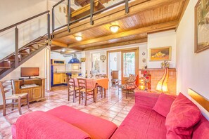 Living area - Laurel Apt With Shared Pool (Castiglione del Lago)