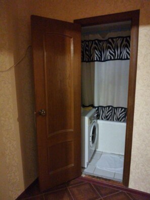 Comfort-Apartment | Badezimmer | Badewanne, kostenlose Toilettenartikel, Haartrockner, Hausschuhe