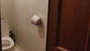 Comfort-Apartment | Badezimmer | Badewanne, kostenlose Toilettenartikel, Haartrockner, Hausschuhe
