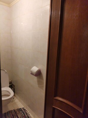 Comfort-Apartment | Badezimmer | Badewanne, kostenlose Toilettenartikel, Haartrockner, Hausschuhe