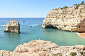 A coastal landscape with rocky cliffs and clear blue waters. - Apartment Casa Alessandro (Carvoeiro - Vale Centeanes)