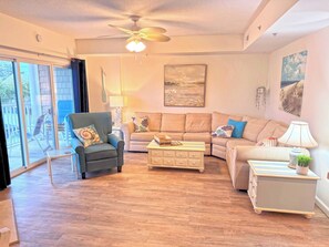 Smart TV, caminetto, lettore DVD