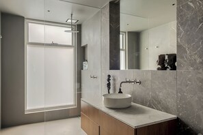 Shower, hair dryer, towels, soap - Artsy Terrace central location 3bed/3bath/1car (Darlinghurst)
