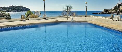 Una piscina al aire libre