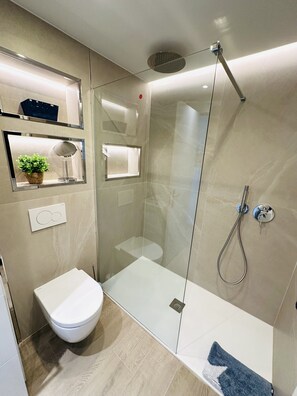 Dusche, Haartrockner, Handtücher