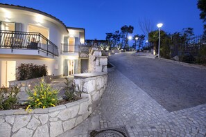 Property grounds - AMORE RENTALS - Villa Ligea with Private Swimming Pool, Sea View and Parking (Sant´Agata sui Due Golfi)