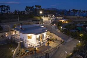 A modern villa with a stone facade, a balcony, and a pool area. - AMORE RENTALS - Villa Ligea with Private Swimming Pool, Sea View and Parking (Sant´Agata sui Due Golfi)