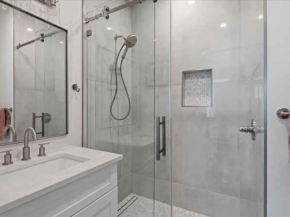 Badewanne, Haartrockner, Handtücher