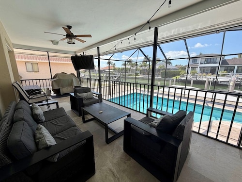 South facing lanai-Heated Pool-Walk to the Beach!