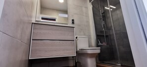Secadora de cabello, toallas, papel de baño