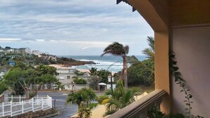 A balcony with a view of the ocean and a beach. - Crayfish Inn no.6 (Margate)