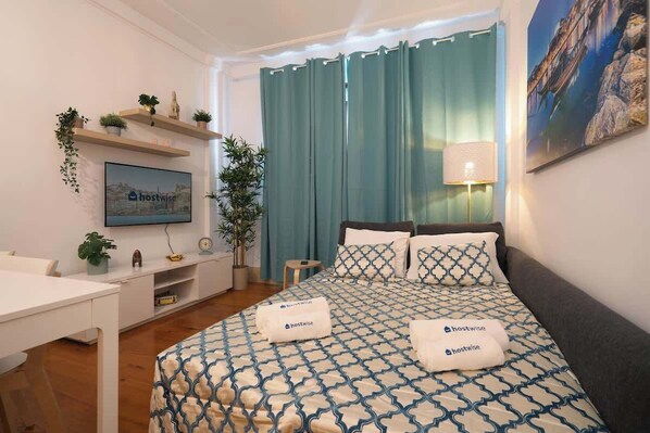 6 quartos, ferros/tábuas de passar roupa, Wi-Fi, roupa de cama