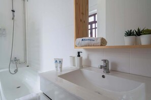 Combined shower/bathtub, hair dryer, towels - Spectacular Bright Flats w/ Balcony by HostWise (Porto)