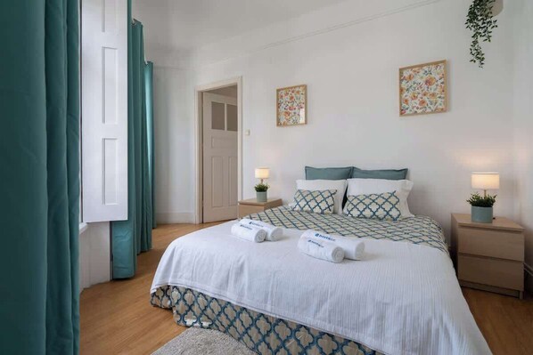 6 bedrooms, iron/ironing board, WiFi, bed sheets