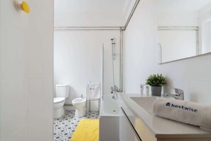 Ensemble douche/baignoire, sèche-cheveux, serviettes fournies