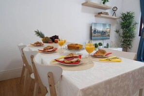 Dining - Spectacular Bright Flats w/ Balcony by HostWise (Porto)