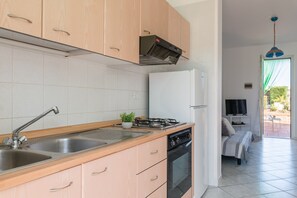 Kühlschrank, Ofen, Wasserkocher, Kochgeschirr/Geschirr/Besteck