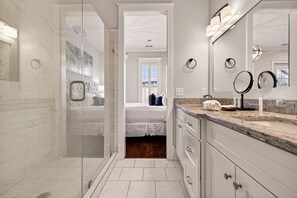Ensemble douche/baignoire, sèche-cheveux, serviettes fournies