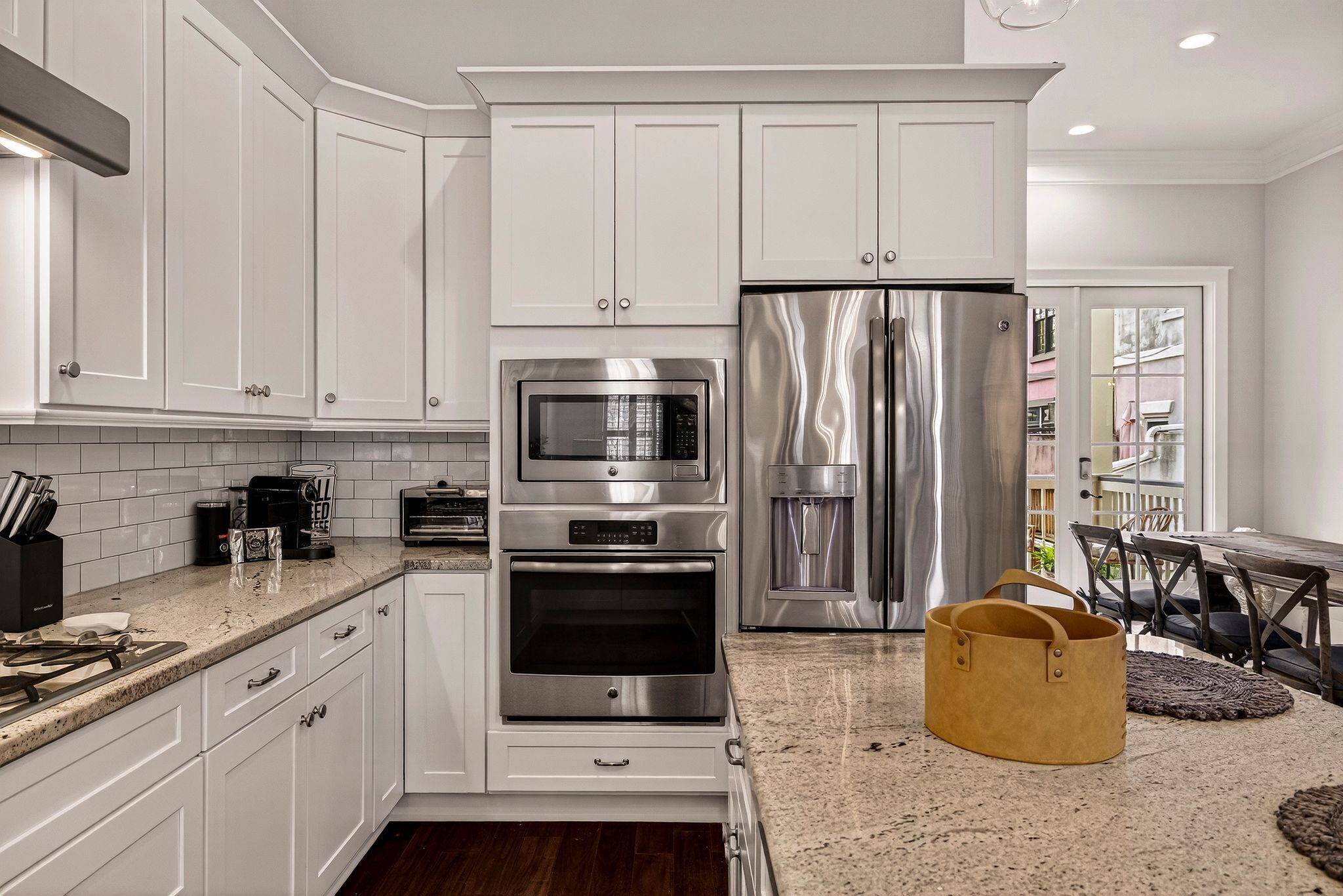 Frigorifero, microonde, forno, piano cottura