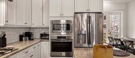 Frigorifero, microonde, forno, piano cottura