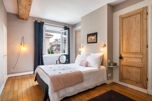 5 slaapkamers, een strijkplank/strijkijzer, reisbedje, wifi