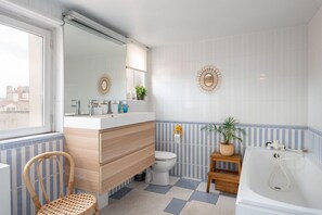 Een bad, een haardroger, handdoeken