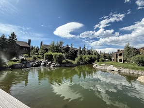 Property grounds - 3 Suites, Mountain Views, Gorgeous Location. Private Gas Grill & Washer/Dryer (Mammoth Lakes)