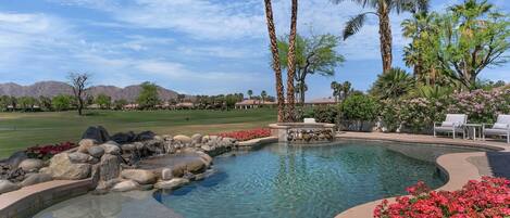 Een verwarmd zwembad