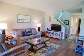 Flat-screen TV, DVD player - Golf views, easy access to the beach from 947 Inverness in Palmetto Dunes. (Hilton Head Island)