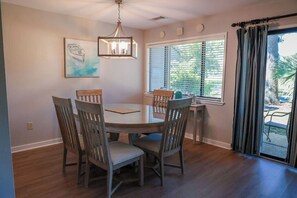Dining - Golf views, easy access to the beach from 947 Inverness in Palmetto Dunes. (Hilton Head Island)
