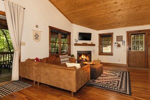 Smart TV, fireplace, DVD player, video library - Peace on Birch*Hot Tub*ScreenPrch*Propane FP*Pet Friendly (Deep Gap)