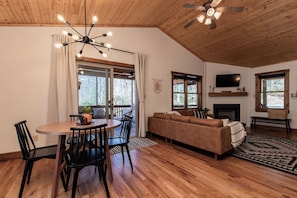 Smart-TV, peis, DVD-spiller og filmbibliotek