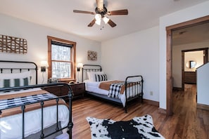 3 chambres, bureau, fer et planche à repasser, lit parapluie