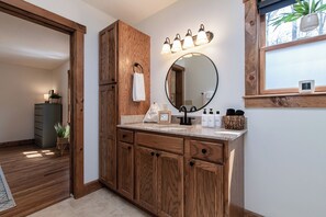 Combined shower/tub, hair dryer, towels