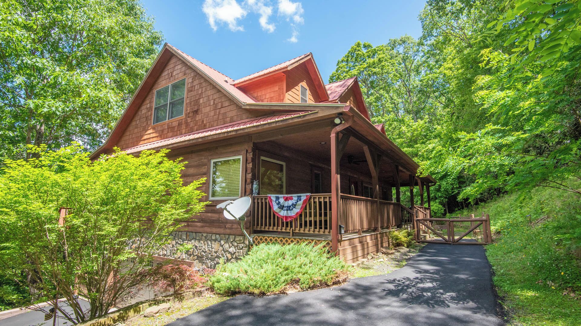 Privacy + Pool Table + FIRE PIT & Location!