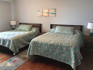 3 bedrooms, free WiFi, bed sheets, wheelchair access - BEACH LEVEL LAKE FRONT CONDO L02-5 Queen beds.  Rent rent 3-4th free -ask (Geneva on the Lake)