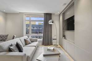 Apartamento, 2 habitaciones | Zona de estar | Una televisión de pantalla plana