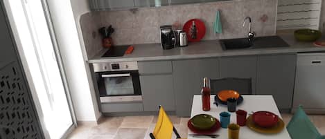 Kühlschrank, Mikrowelle, Ofen, Herdplatte