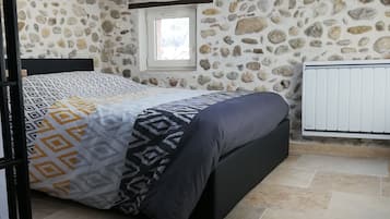 1 chambre, fer et planche à repasser, draps fournis