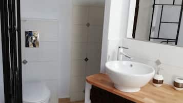 Douche, sĂšche-cheveux, serviettes fournies, savon