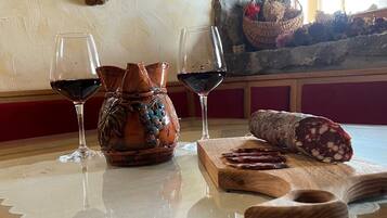 Comfort House, 2 Bedrooms | Dining room