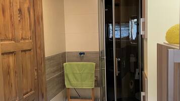 Comfort House, 2 Bedrooms | Bathroom | Shower, hair dryer, slippers, towels